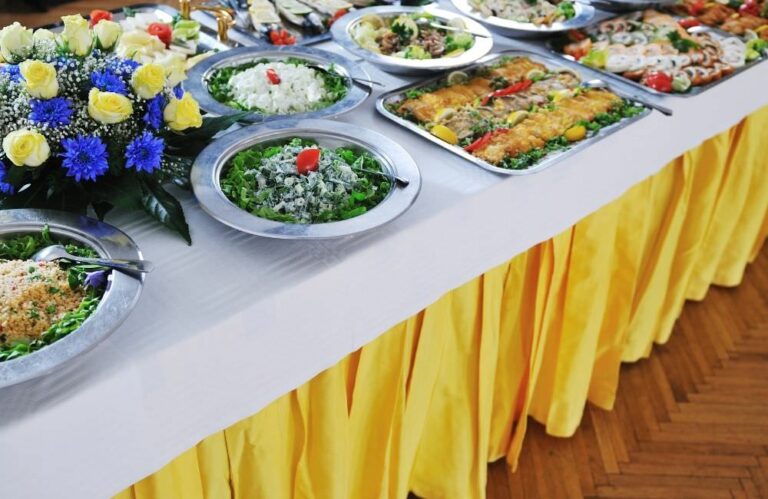 Servicepersonal beim Auffüllen des Buffets